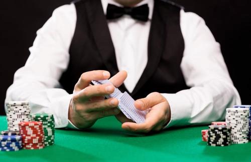 配り札ポーカー：新たなるカードゲームの魅力